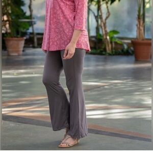 Mountain Mama Flare Leggings pants stretchy soft leggings M NWT